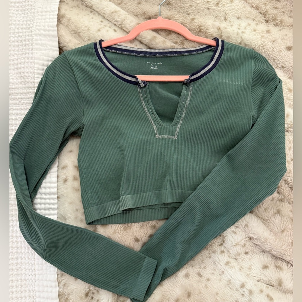 Urban Outfitters long sleeve crop top
Size M/L